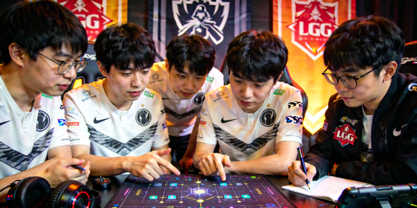 PSG.LGD DOTA2战队选手正在认真讨论战术